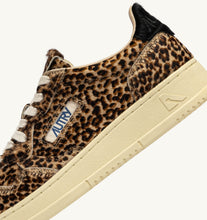 Charger l'image dans la galerie, Autry Sneakers Medalist 01 Low Pony Safari Leopard JA04