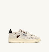 Charger l'image dans la galerie, Autry Sneakers Medalist 01 Low Pony Safari Drip Brown JA05