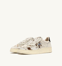 Charger l'image dans la galerie, Autry Sneakers Medalist 01 Low Pony Safari Drip Brown JA05