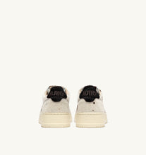 Charger l'image dans la galerie, Autry Sneakers Medalist 01 Low Pony Safari Drip Brown JA05