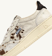Charger l'image dans la galerie, Autry Sneakers Medalist 01 Low Pony Safari Drip Brown JA05