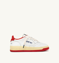 Charger l&#39;image dans la galerie, Autry x Maison Kitsuné Sneakers Medalist 01 Low Leather White Red
