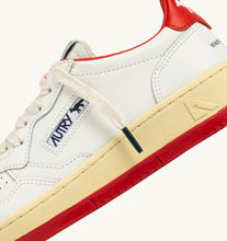 Charger l&#39;image dans la galerie, Autry x Maison Kitsuné Sneakers Medalist 01 Low Leather White Red