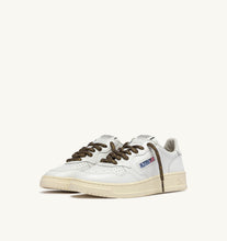 Charger l'image dans la galerie, Autry Sneakers Medalist 01 Low Leather Chocochip SW05