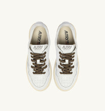 Charger l'image dans la galerie, Autry Sneakers Medalist 01 Low Leather Chocochip SW05