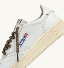 Charger l'image dans la galerie, Autry Sneakers Medalist 01 Low Leather Chocochip SW05