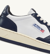 Charger l&#39;image dans la galerie, Autry Sneakers Medalist 01 Low Leather Blue WB04