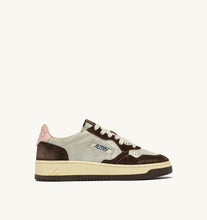 Charger l'image dans la galerie, Autry Sneakers Medalist 01 Low Leather Suede Mustang YB02