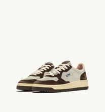 Charger l'image dans la galerie, Autry Sneakers Medalist 01 Low Leather Suede Mustang YB02