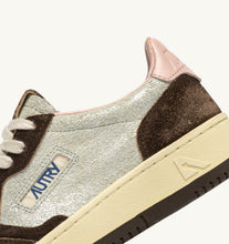 Charger l'image dans la galerie, Autry Sneakers Medalist 01 Low Leather Suede Mustang YB02