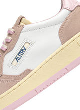 Charger l'image dans la galerie, Autry Sneakers Medalist 01 Low Leather Lilac White Phard BW01