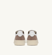 Charger l&#39;image dans la galerie, Autry Sneakers Medalist 01 Low Goat Suede Tobacco GS43