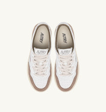 Charger l&#39;image dans la galerie, Autry Sneakers Medalist 01 Low Goat Suede Tobacco GS43