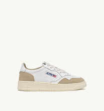 Charger l&#39;image dans la galerie, Autry Sneakers Medalist 01 Low Goat Suede Sponge GS44