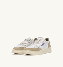 Charger l&#39;image dans la galerie, Autry Sneakers Medalist 01 Low Goat Suede Sponge GS44