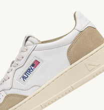 Charger l&#39;image dans la galerie, Autry Sneakers Medalist 01 Low Goat Suede Sponge GS44