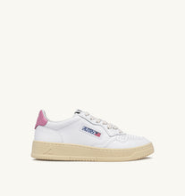 Charger l&#39;image dans la galerie, Autry Sneakers Medalist 01 Low Leather Polignac LL88