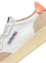 Charger l&#39;image dans la galerie, Autry Sneakers Medalist 01 Low Suede Peachp LS13