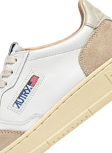 Charger l'image dans la galerie, Autry Sneakers Medalist 01 Low Suede White Pelican LS14