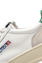 Charger l&#39;image dans la galerie, Autry Sneakers Medalist 01 Low Suede White Amazon LS23