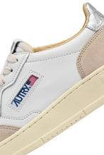 Charger l&#39;image dans la galerie, Autry Sneakers Medalist 01 Low Leather Suede Silver LS74