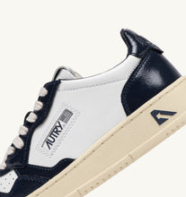 Charger l&#39;image dans la galerie, Autry Sneakers Medalist 01 Low Leather Blue Night RT06