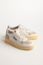 Charger l&#39;image dans la galerie, Autry Sneakers Medalist 01 Low Suede  White Sand SL01
