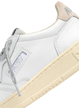 Charger l&#39;image dans la galerie, Autry Sneakers Medalist 01 Low Leather Lurex Silver SW02