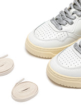 Charger l&#39;image dans la galerie, Autry Sneakers Medalist 01 Low Leather Lurex Silver SW02