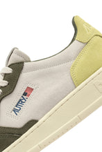 Charger l&#39;image dans la galerie, Autry Sneakers Medalist 01 Low Leather Suede Lemon TS05