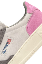 Charger l&#39;image dans la galerie, Autry Sneakers Medalist 01 Low Leather Suede Barbie TS09