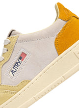 Charger l'image dans la galerie, Autry Sneakers Medalist 01 Low Suede Straw TS30