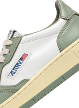 Charger l'image dans la galerie, Autry Sneakers Medalist 01 Low Leather Sea Grass WB65