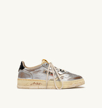 Charger l'image dans la galerie, Autry Sneakers Medalist 01 Low Super Vintage Silver WR02