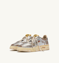 Charger l'image dans la galerie, Autry Sneakers Medalist 01 Low Super Vintage Silver WR02
