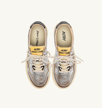 Charger l'image dans la galerie, Autry Sneakers Medalist 01 Low Super Vintage Silver WR02
