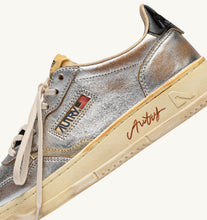 Charger l'image dans la galerie, Autry Sneakers Medalist 01 Low Super Vintage Silver WR02