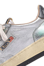 Charger l&#39;image dans la galerie, Autry Sneakers Medalist 01 Low Super Vintage Leather Silver MH01