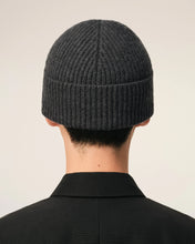 Charger l'image dans la galerie, AMI Bonnet Ami de Coeur en Laine Gris Chine