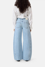 Charger l'image dans la galerie, Closed Short Jean Tori-X Barrel Light Blue