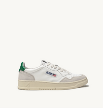 Charger l&#39;image dans la galerie, Autry Sneakers Medalist 01 Low Suede White Amazon LS23
