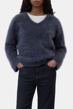 Charger l'image dans la galerie, Closed Pull Col V en Cachemire Storm Blue