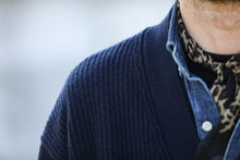 Charger l'image dans la galerie, Drapeau Noir Cardigan Comfort Lambswool Navy