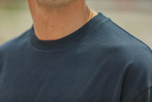 Charger l'image dans la galerie, Drapeau Noir T-Shirt Comfort Acid Wash Indigo