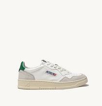 Charger l&#39;image dans la galerie, Autry Sneakers Medalist 01 Low Suede White Amazon LS23