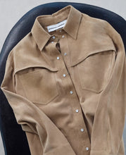Charger l'image dans la galerie, Margaux Lonnberg Chemise Blake en Cuir Beige