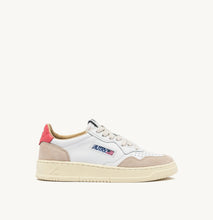 Charger l&#39;image dans la galerie, Autry Sneakers Medalist 01 Low Suede Tea Rose LS78