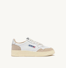 Charger l&#39;image dans la galerie, Autry Sneakers Medalist 01 Low Leather Suede Silver LS74