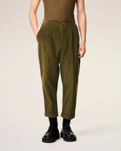 Charger l&#39;image dans la galerie, AMI Pantalon Carotte Oversize en Velours Bronze