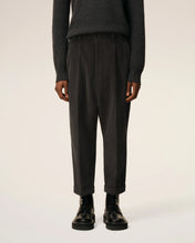 Charger l&#39;image dans la galerie, AMI Pantalon Carotte Oversize en Velours Anthracite